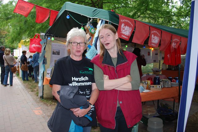 Brigitte Bittermann (li.) und Bea Trampenau am Stand der Begegnungsstätte "Heideruh"