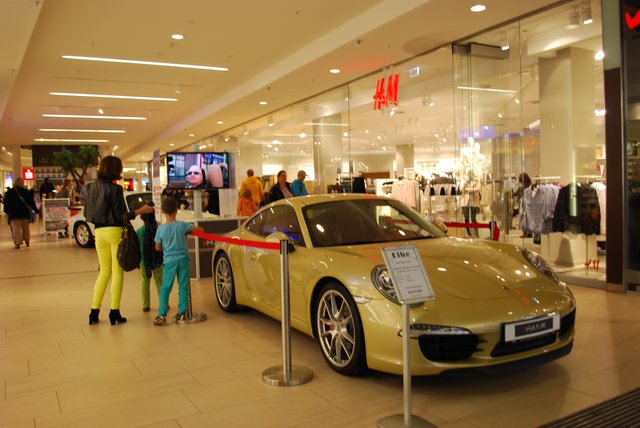 In der Buchholz-Galerie wurde fürs Porsche-Treffen am 28. September geworben