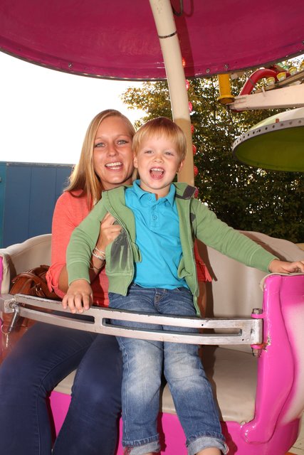 Gleich geht die Fahrt los: Colin mit seiner Mama Nicola Wahlers
