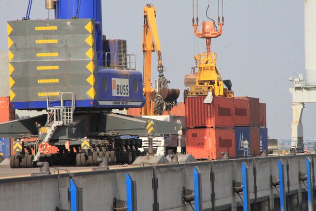 Ein Bagger verlädt in Stade irischen Hausmüll auf einen Lkw der Himmelpfortener Spedition HVG