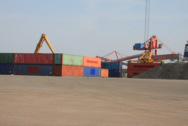 Die Containerburg dient laut der Terminal-Betreiberfirma Buss dem Schutz der Umgebung vor Gestank und fliegendem Müll