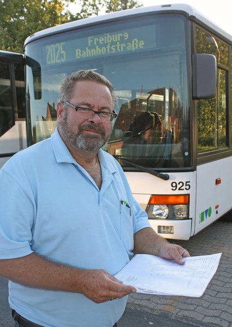 Der Bus ist abgestellt. Bevor Stephan Andersen Feierabend macht, legt er seinen Kollegen noch die Dienstpläne für die kommende Woche hin