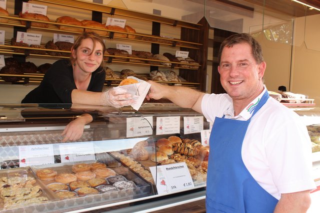 Auf dem Jorker Wochenmarkt: Fischhändler Klaus Genrich gönnt sich eine kleine Pause und holt sich bei Svea Ulrich ein leckeres Stück Kuchen