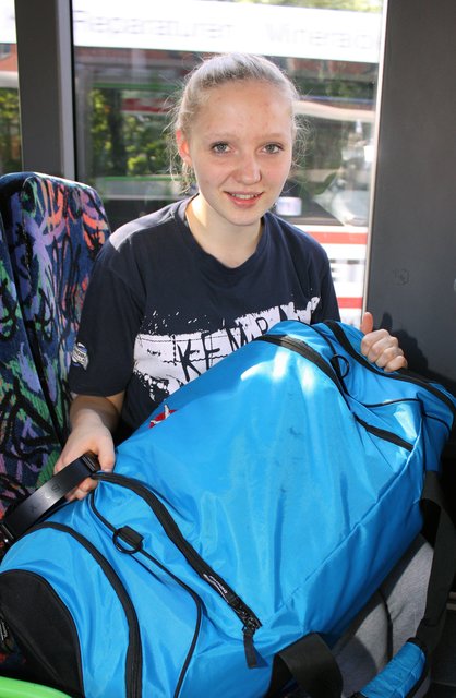 Svenja mit ihrer vollbepacktenTasche. Sie fährt zum Handball-Training