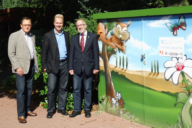 Ortsvorsteher Peter Hausschild (v. li.), der Leiter des Netzcenters Hittfeld Marcus Bumann und Neu Wulmstorfs Bügermeister Wolf-Egbert Rosenzweig vor der kunstvoll bemalten Gasdruckregelstation in Elstorf | Foto: oh