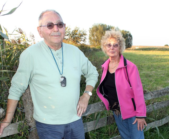Sind angetan von der Weite der Kehdinger Landschaft: Karin und Ernst Sander aus Düsseldorf