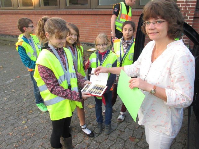 Manuela Kaiser nimmt das Dankeschön der Kinder gerne an | Foto: Polizei