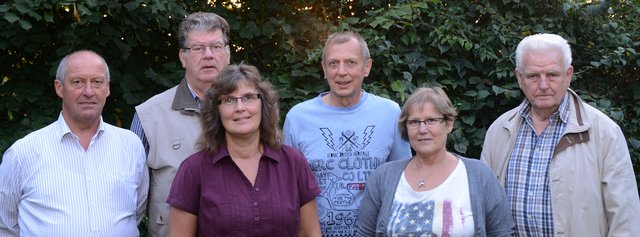 Vereins-Chef Reinhard Ahrens (li.) mit den Vorstandsmitgliedern (v. li.) Uwe Mahler, Irma Tiessen-Franke, Edmund Nürnberg, Rosemarie Eschermann und Karl-Heinz Szidat
