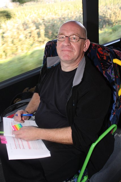 Fleißig, fleißig: Dierk Kommeroh nutzt die Zeit im Bus zum Lernen