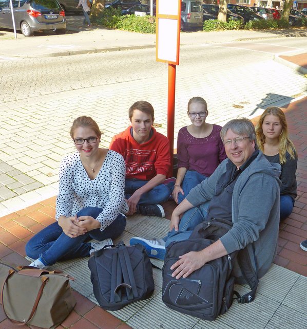 Ein kleines "Sit-in" an der Haltestelle: Anna, Michael, Virginia und Anna-Lena (v.li.) mit unserem Reporter