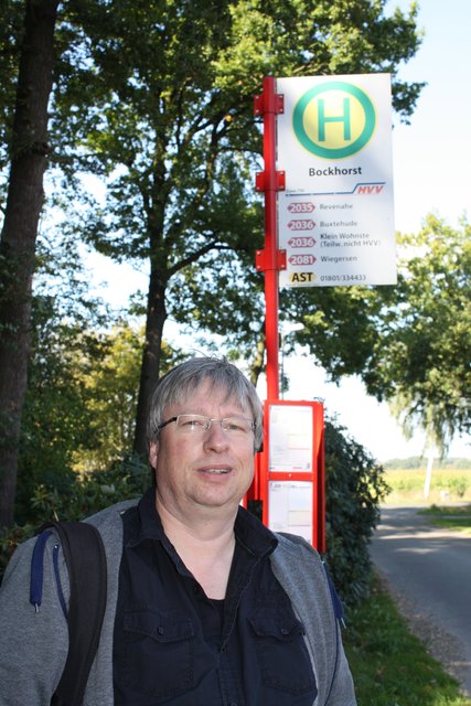 Start in Sauensiek-Bockhorst: Jörg Dammann wartet auf den Bus nach Buxtehude