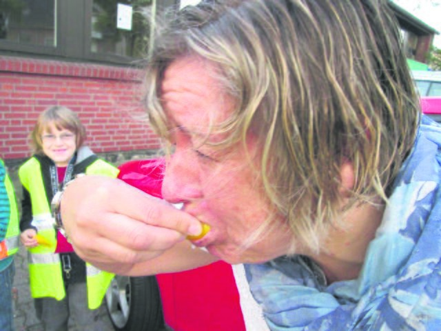 Zu schnell gewesen: Sigrid Gehlhaar biss in eine Zitrone | Foto: Polizei