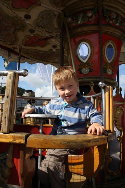 Maxime (5) waren die Autos egal. Er wollte Karussell fahren!