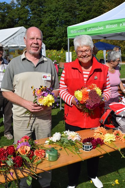 Banden bunte Sträuße für die Besucher: Günther Homann und Erika Petersen vom Förderverein Gartenschau