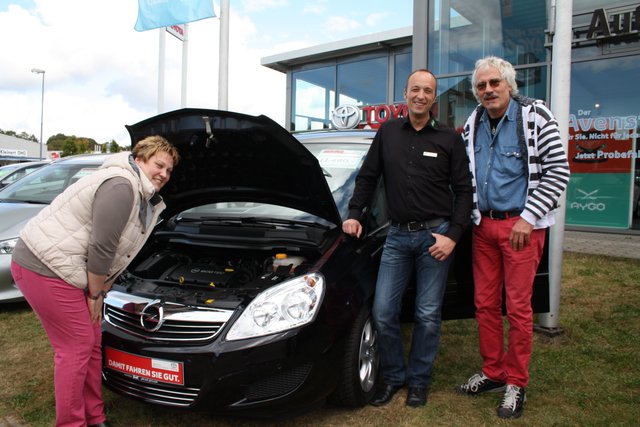 Gerd Ulrich (re.) und Lebensgefährtin Kerstin nahmen einen Opel-Kombi unter die Lupe. Michael Sauter vom Autohaus S+K beriet gerne