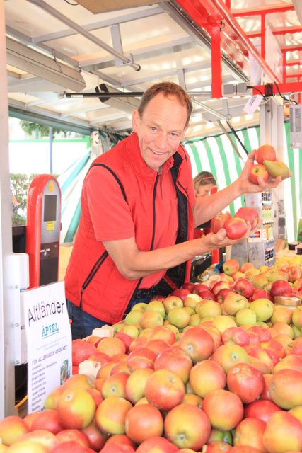 Obstbauer Klaus-Heinrich Dehde mit Äpfeln aus neuer Ernte
