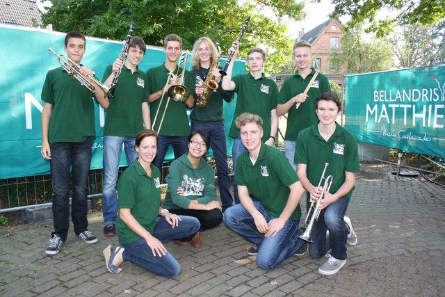 Ließ es sich nicht nehmen, beim Dorffest dabei zu sein: die Schülerband "Trøt" vom Gymnasium Hittfeld unter der Leitung von Lehrerin Meike Böge (vorne li.)