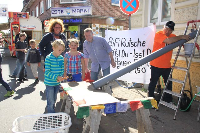 Spaß an der "Bifi"-Rutsche: Tim-Elias Kottysch (li.) mit seinen Eltern Jens und Sandra und seiner Schwester Hannah am Stand von Klaus-Dieter Handke (re.)