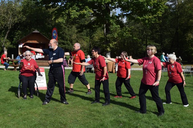 Übungen die den ganzen Körper ansprechen: Die "Taoist Tai-Chi" Gruppe zeigte beim Dahlientag, dass wirklich jeder mitmachen kann