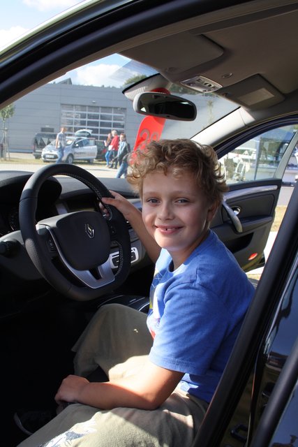 Leo (9) probierte schon einmal aus, wie es sich anfühlt, hinter dem Lenkrad zu sitzen