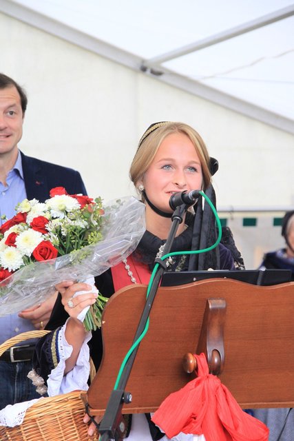 Begrüßte die Besucher in Steinkirchen: die „Ollaner Appelkeunigin“ Julia Freiwald