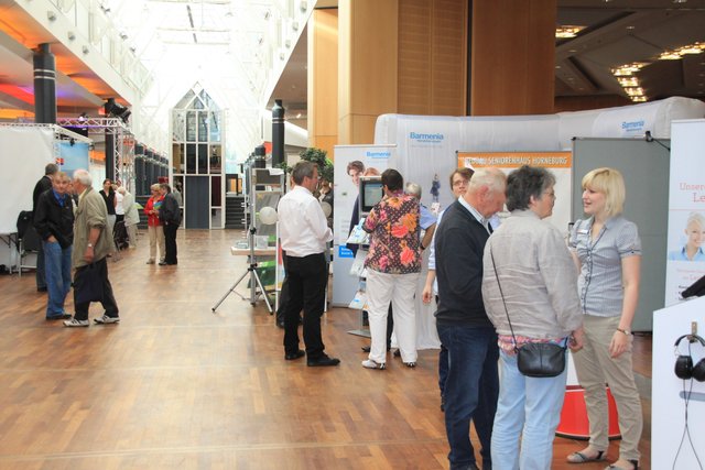Gäste der Messe im Stadeum