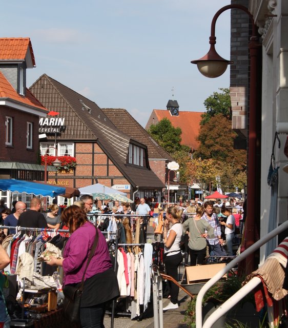 Flohmarkt-Getümmel in der Kirchstraße