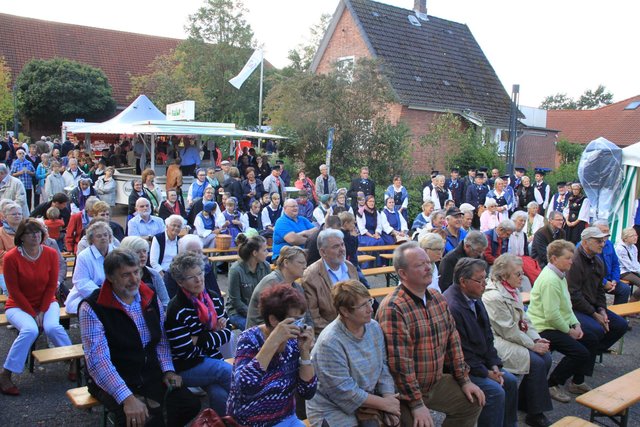 Andrang auf dem Marktplatz in Steinkirchen
