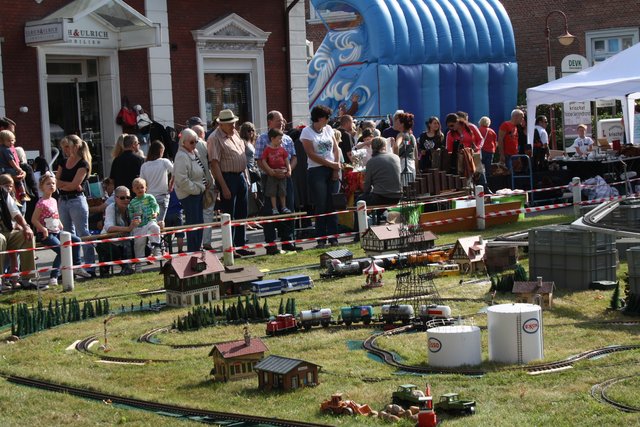 Immer ein Hingucker: die große Spielzeugeisenbahn vorm Rathaus