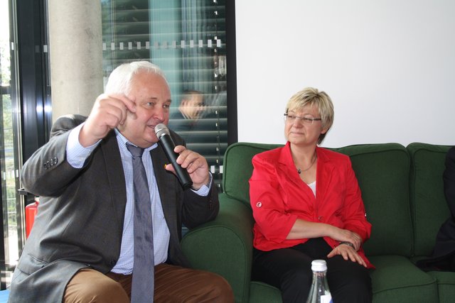 Heiner Schönecke erzählte auf dem "MINT-Sofa" wie die Idee zur Zukunftswerkstatt geboren wurde. Ministerin Heiligenstadt hört zu