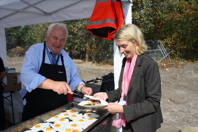 Auch Svenja Stadler ließ sich ein Spiegelei von Schönecke kredenzen