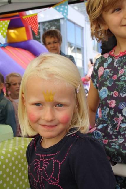 Emilia ließ sich als Prinzessin schminken