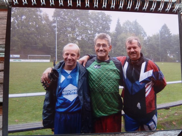 Ein Foto aus dem Familienalbum: Dietmar Stadie (Mitte) als Torwart der "Unschlagbaren", jener legendären Altherrenmannschaft, die ein Jahr lang kein Spiel verlor | Foto: oh