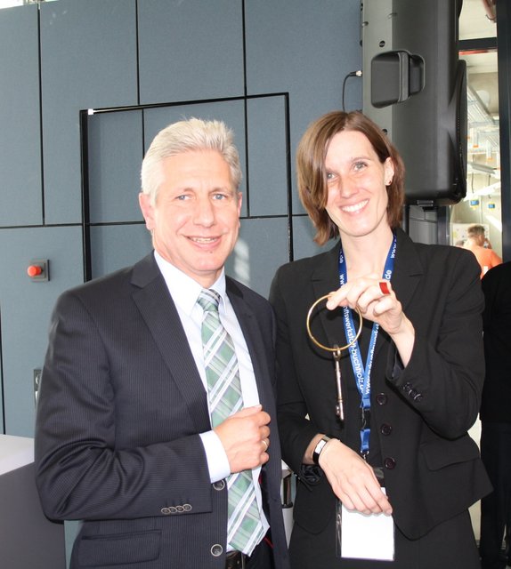 Offizielle Schlüsselübergabe durch Rainer Rempe an Imke Winzer