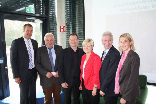 Gestalteten die Gesprächsrunde zur offiziellen Eröffnung (v. li.): Andreas Sommer, Vorstand der Sparkasse Harburg-Buxtehude, Heiner Schönecke (MdL), Stephan Schrader (Geschäftsführer WOCHENBLATT), Kultusministerin Frauke Heiligenstadt, Landrat Rainer Rempe und Svenja Stadler (MdB)