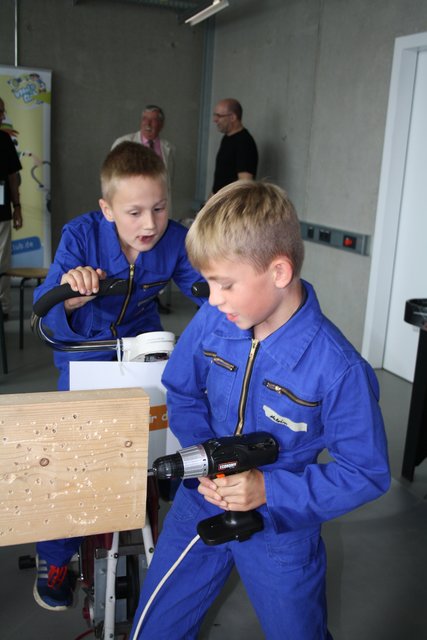 Radeln für Strom: Damit Melvin ein Loch bohren kann, muss Ole ganz schön in die Pedale treten