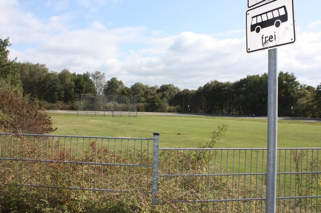 Aus Ermangelung an geeigneten Sportplätzen trainierten die Oberliga-Fußballer des TSV Buchholz 08 schon häufig auf der Grünfläche der Buskehre am Schulzentrum I
