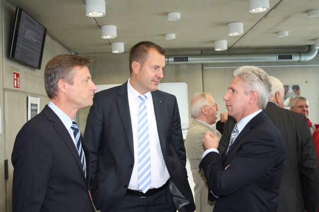 Buchholz' designierter Bürgermeister Jan-Hendrik Röhse (v. li.) um Gespräch mit Sparkassen-Vorstand Andreas Sommer und Landrat Rainer Rempe