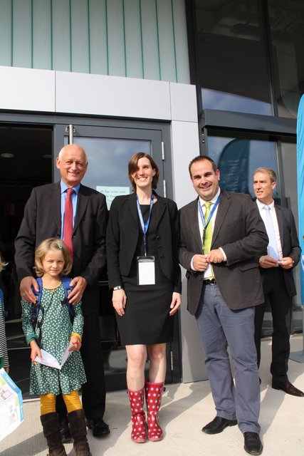 Große Freude über die Eröffnung der Zukunftswerkstatt bei (v. li.) Friedrich Goldschmidt, Vorstandsvorsitzender der Stiftung, mit Tochter Anna, Geschäftsführerin Imke Winzer und Jan Bauer, Vorstandsvorsitzender des Fördervereins