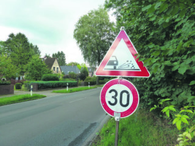 Vergessene Schilder: An der Reindorfer Landstraße stehen seit vieles Wochen die Tempo-30-Zeichen, dabei ist der Rollsplitt längst abgesaugt
