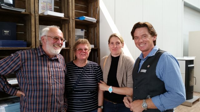 Geschäftsführer Torsten Schwarz (re.) mit Messegästen | Foto: oh