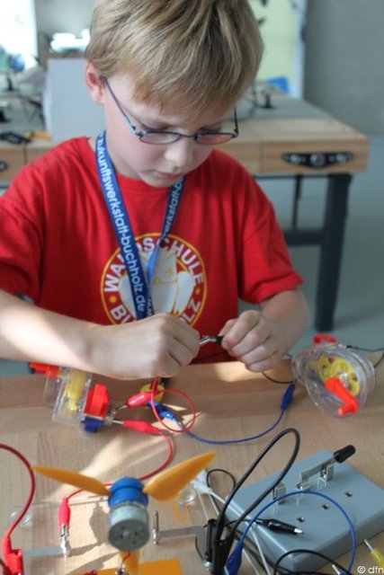 Mit Fingerspitzengefühl und Geduld gingen die Nachwuchswissenschaftler zu Werke | Foto: Neuse