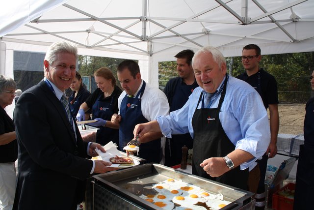 Ist das schon MINT oder noch Hauswirtschaft? Heiner Schönecke machte beim Eierbacken eine gute Figur. Rainer Rempe sicherte sich flugs eine Portion