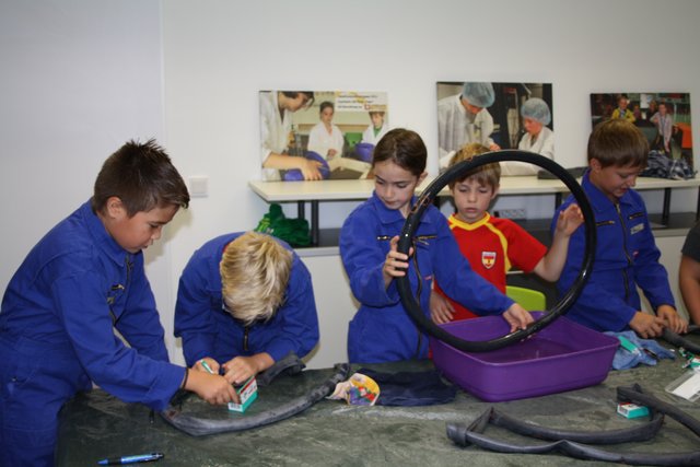 Auch wie man einen Fahrradschlauch flickt, kann man in der Zukunftswerkstatt lernen