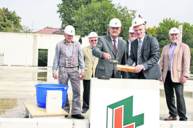 Eine Mitte für den Rosengarten-Hauptort Nenndorf: Dietmar Stadie (vorn links) bei der Grundsteinlegung für das neue Fachmarktzentrum | Foto: mi