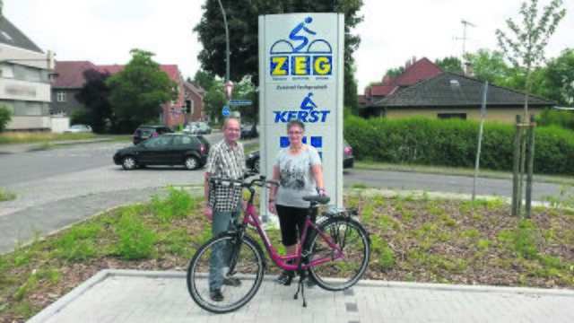 Andrea Greinke freut sich über ihr neues Fahrrad von Heinz Georg Kerst | Foto: oh