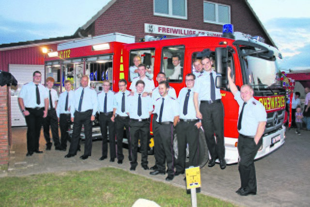 Sie sind mächtig stolz auf ihr brandneues "Rettungs- und Lösch-Mobil": Die Männer von der Freiwilligen Feuerwehr Ahlerstedt rücken künftig mit dem modernsten Einsatzfahrzeug im Landkreis aus.