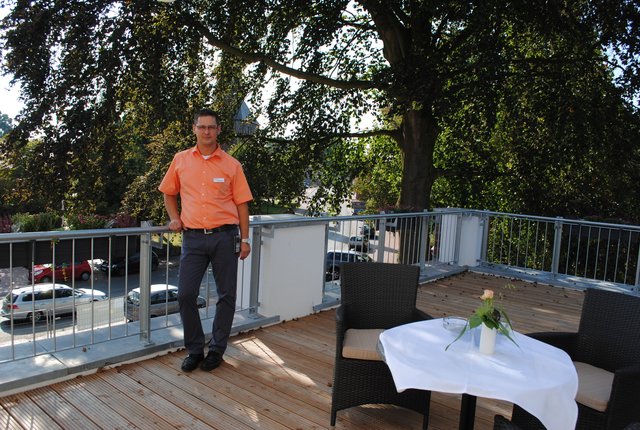 Einrichtungsleiter Michael Eickhoff auf einer der vielen Terrassen der Anlage