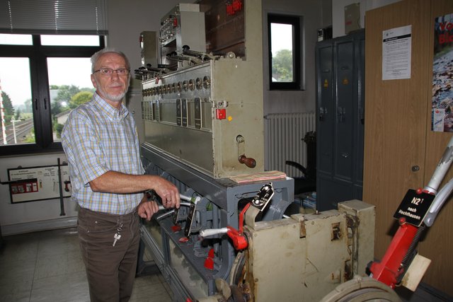 Schrankenwärter Manfred Keitsch ist inzwischen im Ruhestand. Bis die Deutsche Bahn auf Computertechnik umgestellt hat, macht er den Job allerdings noch weiter