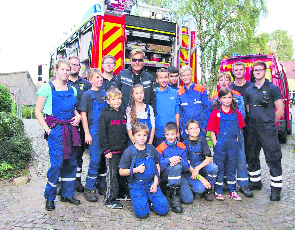 Dieter Bohlen im Kreis der Jugendfeuerwehr Hittfeld